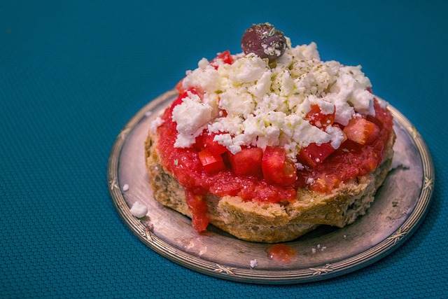 cosa mangiare a creta: piatto tipico Dakos